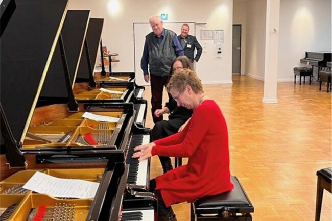 Nach Corona-Schaden: Plauener Musikschule erhält  "Rolls Royce unter den Flügeln" - Eine Gruppe Plauener Musiklehrer reiste extra nach Hamburg, um einen Steinway auszusuchen. 