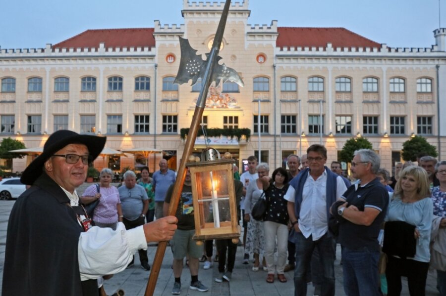 Nachtwächter Christian Bretschneider führt seit zehn Jahren Gäste durch die Stadt Zwickau. Dennoch kommen derzeit weniger Touristen in die Region.