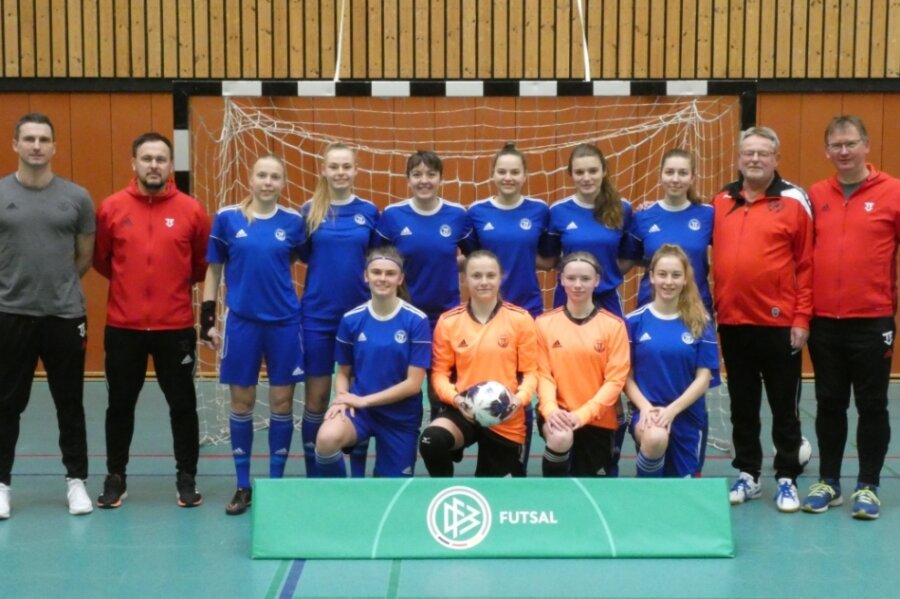 Mit je fünf Spielerinnen aus Jena und aus Zwickau machte die Spielgemeinschaft Thüringen/Sachsen beim Futsal-Sichtungsturnier in Duisburg eine gute Figur. Das freute auch die DFC-Verantwortlichen Jürgen Zeug (rechts) und Bernd Wutzler (2. von rechts), die das auch als Lichtblick für die Regionalliga-Saison sahen. 