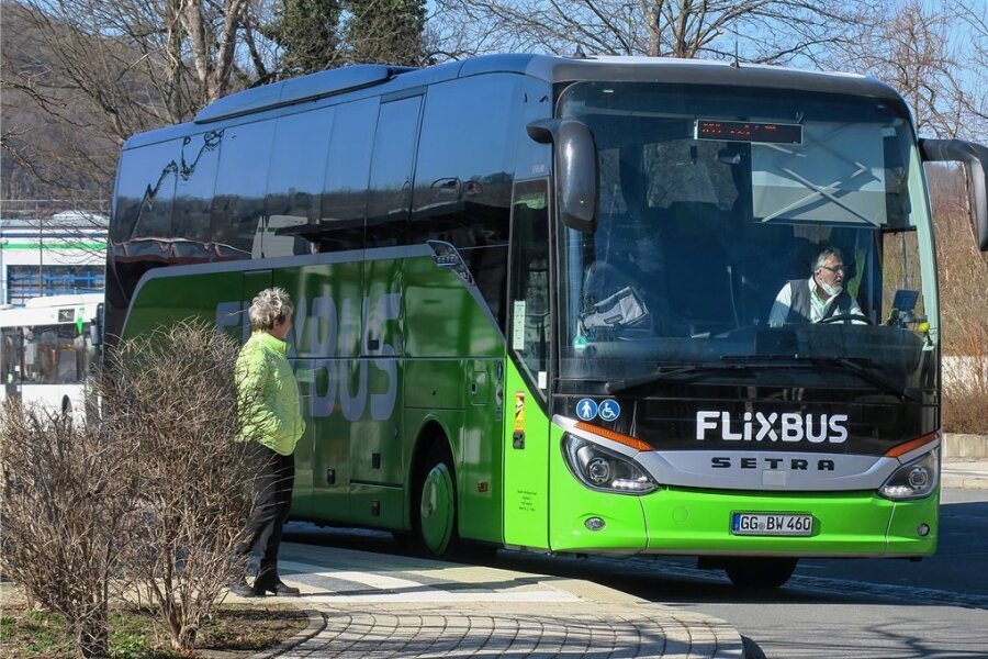 Nach Coronapause: Flixbus hält wieder im Erzgebirge - Ist zurück im Erzgebirge: Ein Fernbus des Anbieters Flixbus machte am Freitag einen Stopp in Aue. 