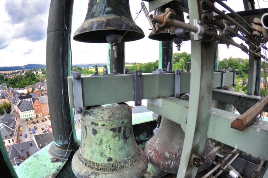 Auf dem Turm der St. Johanniskirche in Lößnitz befindet sich eines der ältesten und noch funktionsfähigen Bronze-Glockenspiele in Deutschland. 