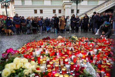 Nach dem Amoklauf: Prag unter Schock - Trauernde legen Blumen für die Opfer der tragischen Schusswaffenattacke an der Philosophischen Fakultät der Karls-Universität nieder. Nach dem Amoklauf an der Prager Karls-Universität mit 14 Toten und vielen Verletzten sucht die Polizei nach einem Motiv für die Tat.