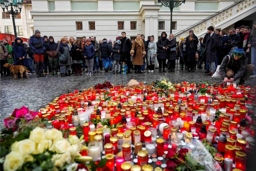 Nach dem Amoklauf: Prag unter Schock - Trauernde legen Blumen für die Opfer der tragischen Schusswaffenattacke an der Philosophischen Fakultät der Karls-Universität nieder. Nach dem Amoklauf an der Prager Karls-Universität mit 14 Toten und vielen Verletzten sucht die Polizei nach einem Motiv für die Tat.