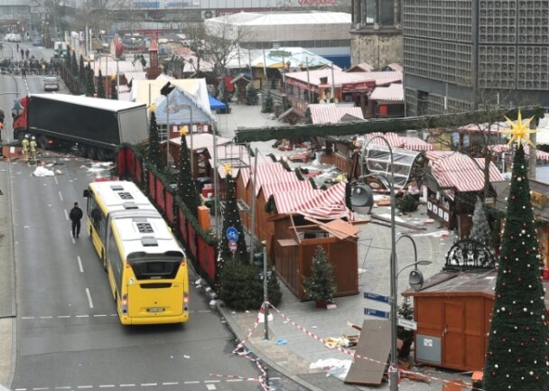Nach dem Anschlag bleiben viele Fragen offen - Der Lkw hat eine Spur der Verwüstung auf dem Berliner Weihnachtsmarkt gezogen.