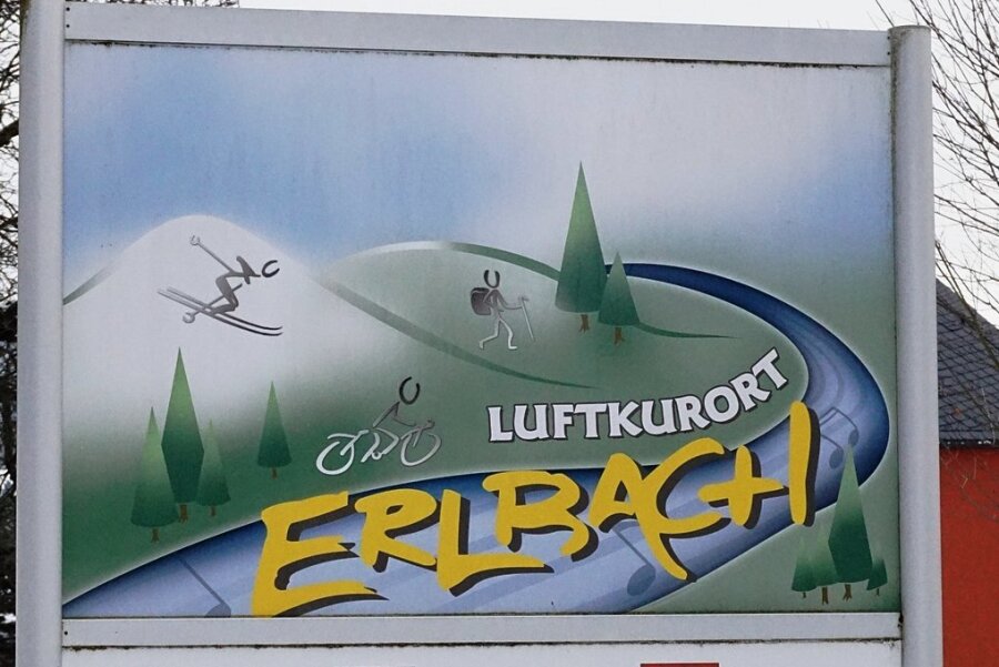 Nach dem Ende als Luftkurort: Was Erlbach touristisch jetzt will - Noch alt: Die Werbeschilder sollen bald erneuert werden.