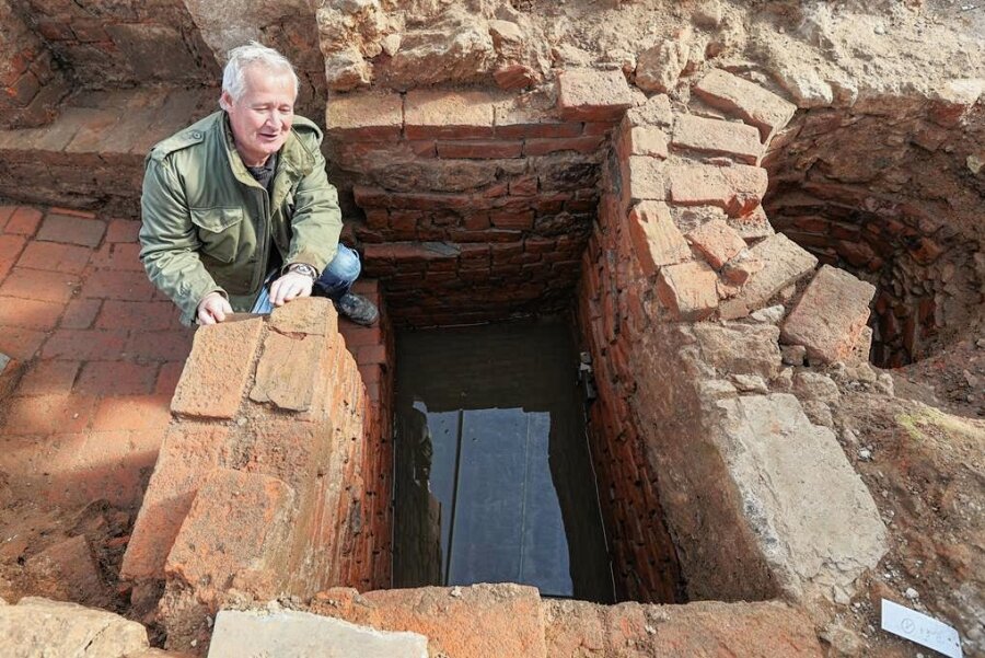 Nach dem Fund vor einem Jahr: Wie es mit der Mikwe weitergeht - Vor einem Jahr wurde die Mikwe unter Leitung von Archäologe Peter Hiptmair gefunden.