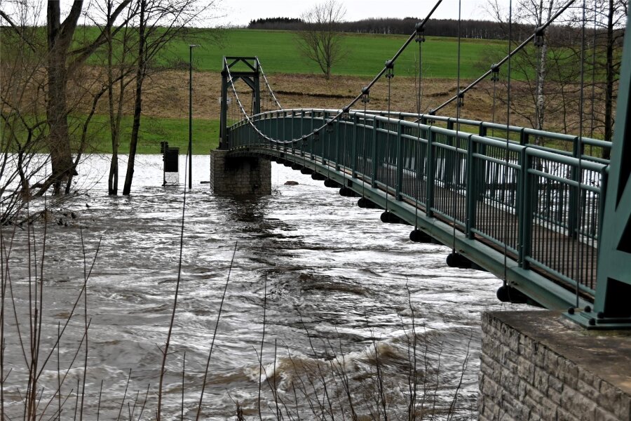 Nach dem Hochwasser in Frankenberg: Was ist wieder frei, wo steht noch das Wasser? - Gesperrt war in Sachsenburg am Dienstag weiterhin die Hängebrücke. Auf Merzdorfer Seite war die Straße noch überflutet.