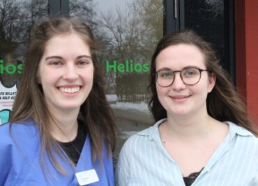 Nach dem Lehrabschluss mit 1,1 wird weiter gelernt - Nelly Bachmann (r.) und Heidi Keller haben ihre Ausbildung zur Pflegekraft am Helios-Klinikum in Aue mit der Note 1,1 bestanden. 