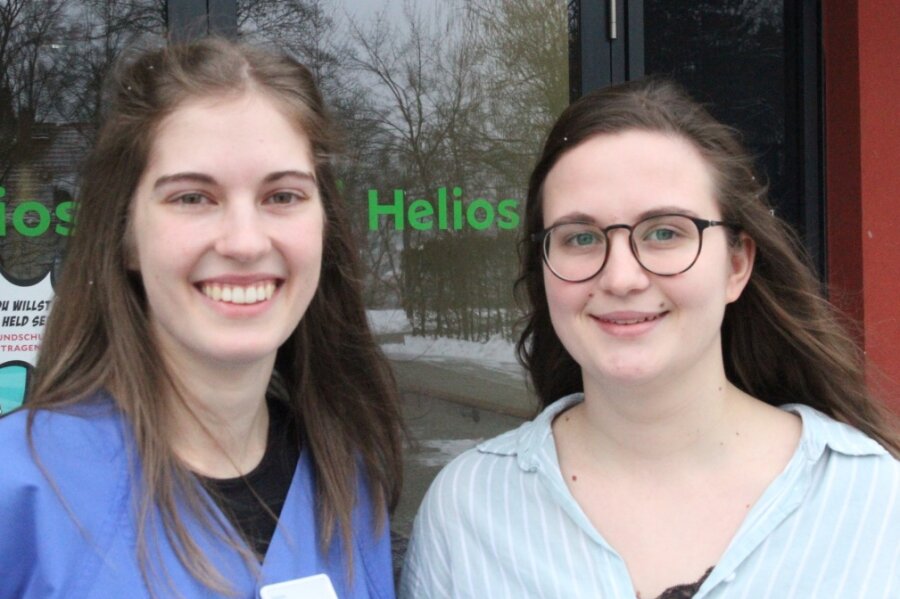 Nach dem Lehrabschluss mit 1,1 wird weiter gelernt - Nelly Bachmann (r.) und Heidi Keller haben ihre Ausbildung zur Pflegekraft am Helios-Klinikum in Aue mit der Note 1,1 bestanden. 