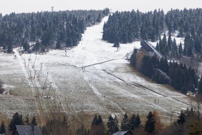 Nach dem Schock: Liftbetreiber am Fichtelberg setzen Saisonvorbereitung fort - Ein wenig "angezuckert" ist der Fichtelberg bereits. Ende der Woche soll in Sachsens größtem Skigebiet das Beschneien starten. 