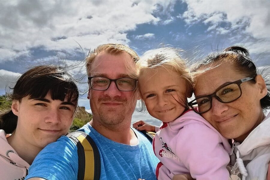 Die Familie mit Katrin Roscher, Tobias Oertel sowie den Töchtern Mia (l.) und Tilda bei einem Ostseeurlaub 2020 auf dem Darß. An der Küste sei seine Lebensgefährtin besonders gern gewesen. "Sie war ein Ostseemensch." 