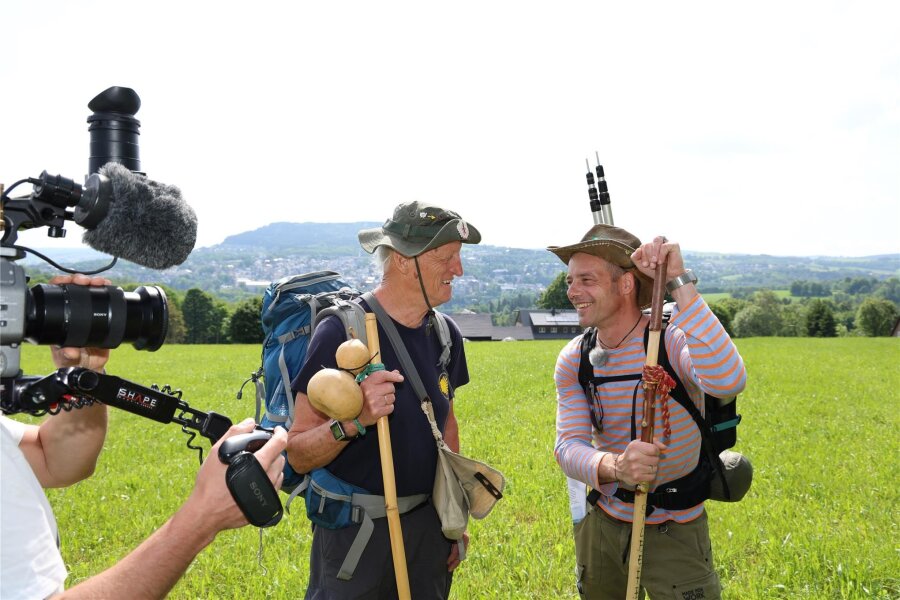 Nach dem ZDF nun der MDR: Filmteam dreht auf Jakobsweg im Erzgebirge - Axel Huth (r.), der Moderator, im Gespräch mit Gerd Lauckner, einem Pilger aus Aue-Bad Schlema.
