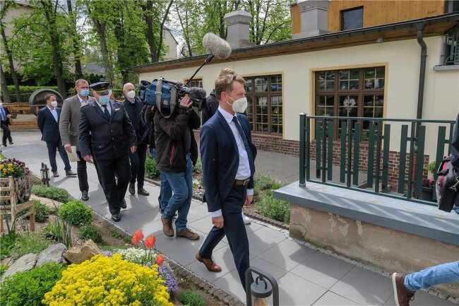 Begleitet von einem Pressetross, war Ministerpräsident Michael Kretschmer am Freitagnachmittag auf dem Weg zum Brauerei-Gasthof in Zwönitz. Dort kam er ins Gespräch mit Vertretern des Zwönitzer Gewerbevereins, die ihn in die Stadt eingeladen hatten. 