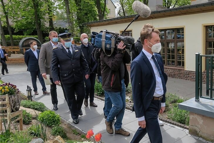 Begleitet von einem Pressetross, war Ministerpräsident Michael Kretschmer am Freitagnachmittag auf dem Weg zum Brauerei-Gasthof in Zwönitz. Dort kam er ins Gespräch mit Vertretern des Zwönitzer Gewerbevereins, die ihn in die Stadt eingeladen hatten. 