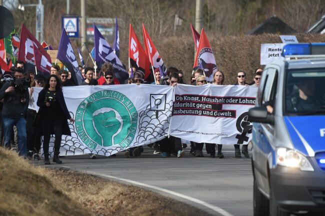 Nach Demo in Chemnitz: 41 Anzeigen wegen Landfriedensbruchs - Mehrere hundert Menschen demonstrieren am Sonntagnachmittag vor dem Frauengefängnis.