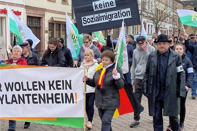 Nach Demos in Rochlitz: OB erhält Kritik für Aufruf zum Dialog - Ende März demonstrierten Gegner der Unterbringung von Flüchtlingen in Rochlitz zum dritten Mal in der Stadt. Dazu gab es eine Gegenversammlung. 