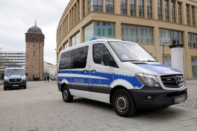 Nach Demoverbot für Gegner der Corona-Maßnahmen: Protest in Chemnitz bleibt aus - Die Polizei war mit einem Großaufgebot in Chemnitz, um das Verbot der Demonstration durchzusetzen.