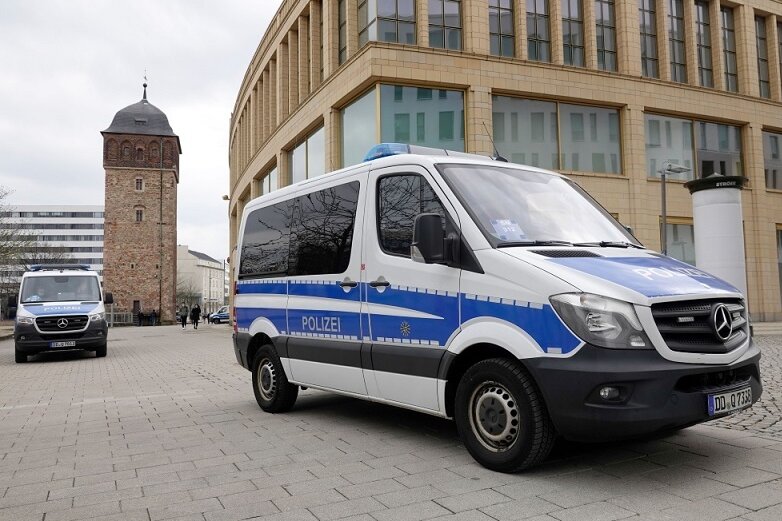 Nach Demoverbot für Gegner der Corona-Maßnahmen: Protest in Chemnitz bleibt aus - Die Polizei war mit einem Großaufgebot in Chemnitz, um das Verbot der Demonstration durchzusetzen.