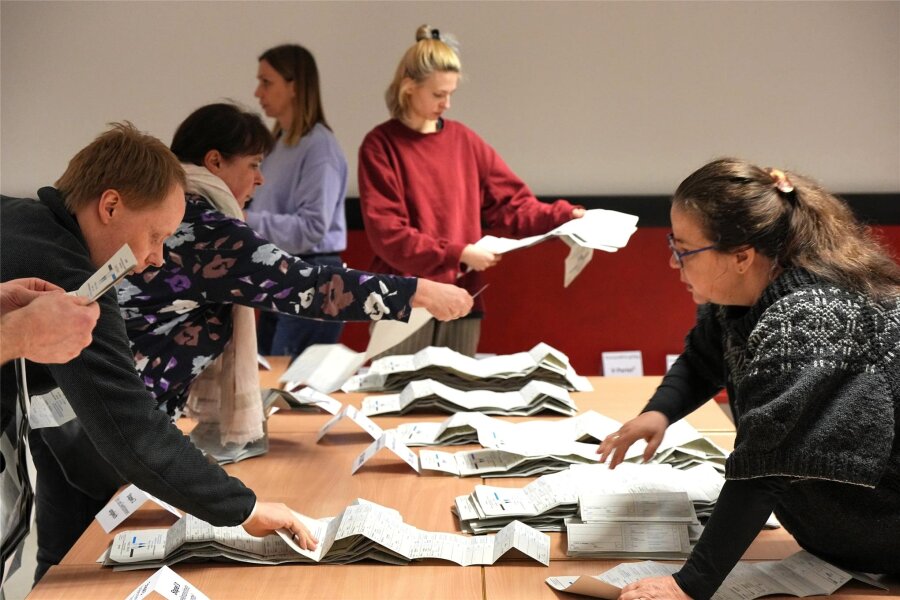 Nach der Berliner Wahlwiederholung nimmt der  Druck auf die Ampel zu - Wahlhelfer sortieren die Stimmzettel. Foto: Soeren Stache/dpa