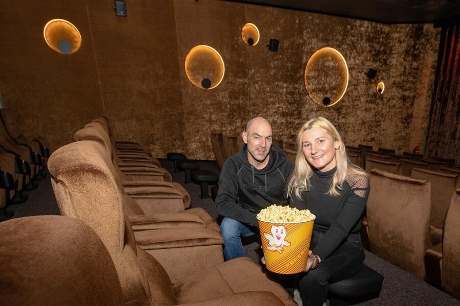 Die Plauener Capitol-Leiterin Bärbel Winter und Mitarbeiter Matthias Fischer laden in den modernisierten Kinosaal 2 ein, der in goldfarbener Optik, mit speziellen LED-Effekten und bequemen Sesseln daherkommt.