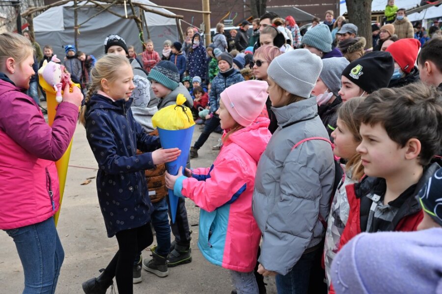 Nach der Flucht aus der Ukraine: Wie geht es für die Kinder mit der Schule weiter? - In der Chemnitzer Gruuna-Schule an der Saydaer Straße werden ukrainische Kinder begrüßt. Hier wurden zwei Klassen gegründet, in denen die Kinder deutsch lernen werden.