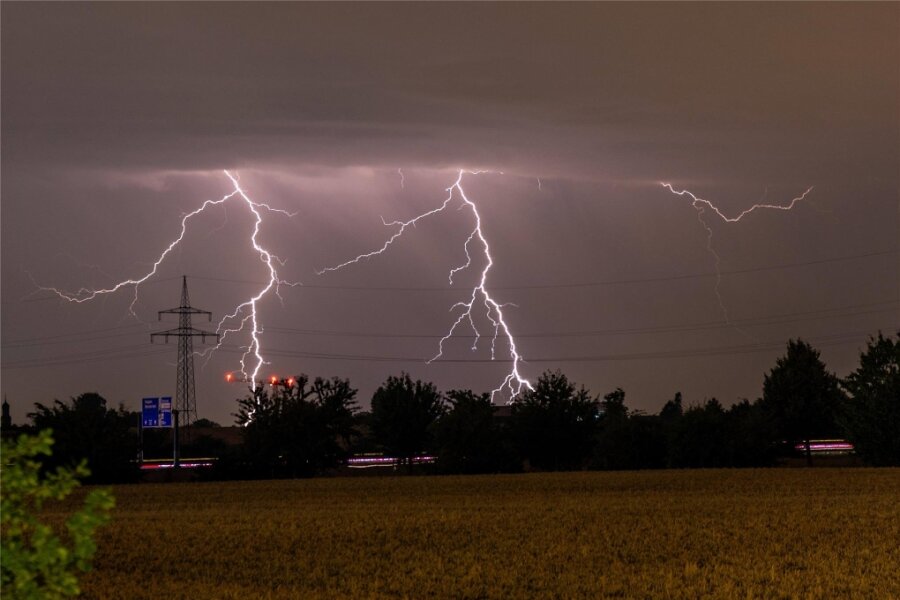 Nach der Hitze: Deutscher Wetterdienst erwartet schwere Gewitter im Vogtland - Gewitter mit Starkregen, Hagel und schweren Sturmböen können am Abend das Vogtland erreichen.