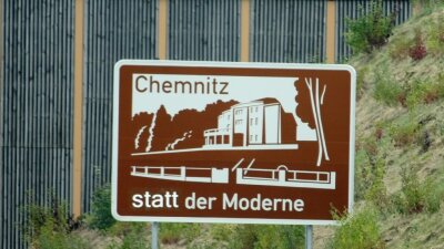 Nach der Moderne: Braucht Chemnitz wirklich einen neuen Slogan? - Kritik der subversiven Art: Unbekannte machten aus "Stadt der Moderne" auf einem der braun-weißen Werbeschilder, die an der Autobahn aufgestellt sind, den Schriftzug "statt der Moderne".