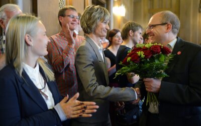 Nach der OB-Wahl in Chemnitz: Frust und Freude im Rathaus-Saal - Der Chemnitzer SPD-Vorsitzende Sven Schulze gratulierte am Abend im Rathaus Oberbürgermeisterin Barbara Ludwig (SPD) zu ihrem Erfolg.