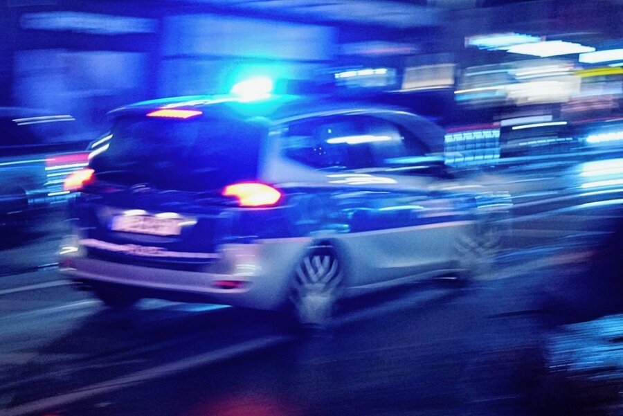 Nach Diebstahl in Pockau: Polizei liefert sich mit Dacia Verfolgungsjagd - Wie auf diesem Symbolbild verfolgte ein Polizeiauto den flüchtenden Dacia. In Hohndorf kam dieser dann von der Fahrbahn ab.  