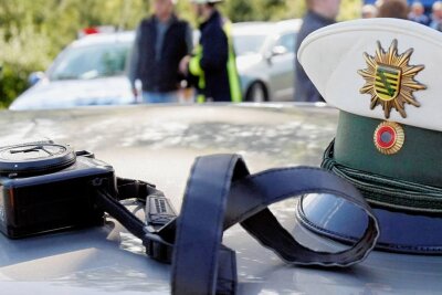 Nach Diebstahl in Zwickau: Polizei stellt drei Tatverdächtige - Drei mutmaßliche Täter sind in ihrem Fluchtfahrzeug der Polizei regelrecht in die Arme gefahren. 