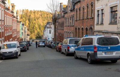 Nach Diebstahl: Polizei-Razzia in Falkenstein - Die Polizei war am Freitagabend in Falkenstein im Einsatz. Die Beamten durchsuchten Wohnungen.