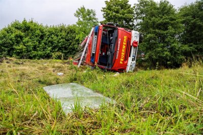 Nach dramatischem Feuerwehrunfall im Erzgebirge: Sechs Feuerwehrleute konnten Krankenhaus verlassen - Am Montag ereignete sich der schwere Unfall mit einem Fahrzeug der Ortswehr Eibenstock auf Einsatzfahrt.