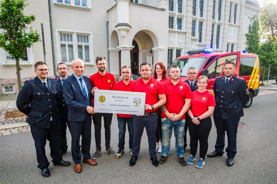 Nach dramatischem Unfall mit Feuerwehrfahrzeug in Eibenstock: 15.000 Euro Spende von Förderverein - Einen Spendenscheck in Höhe von 15.000 Euro hat der Förderverein der Feuerwehr Eibenstock an die Stadt übergeben.