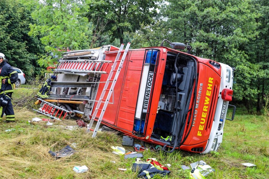 Nach dramatischen Unfall im Erzgebirge: Feuerwehr bekommt neues Fahrzeug - Anfang August war der schwerer Unfall der Feuerwehr Eibenstock auf der Fahrt zu einem Einsatz passiert. Das verunglückte Fahrzeug war danach nicht mehr einsatzbereit.