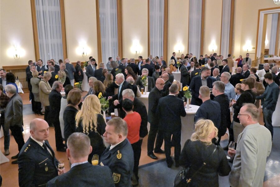 Nach drei Jahren Pause: Jahresempfang der Stadt Aue-Bad Schlema mit 330 Gästen - Beim Jahresempfang der Stadt Aue-Bad Schlema kamen die Gäste im Foyer des Kulturhauses Aue schon vor Beginn des offiziellen Teils in rege Gespräche.