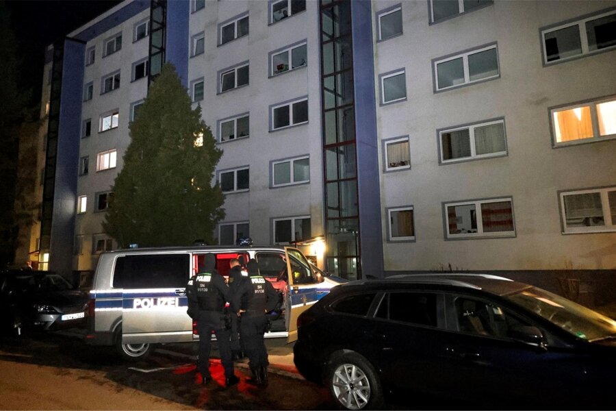 Nach Drohung von Mann in Chemnitz: Polizei und Rettungsdienst im Großeinsatz - An der Johannes-Dick-Straße gab es am Samstagabend einen Großeinsatz von Polizei und Rettungskräften.