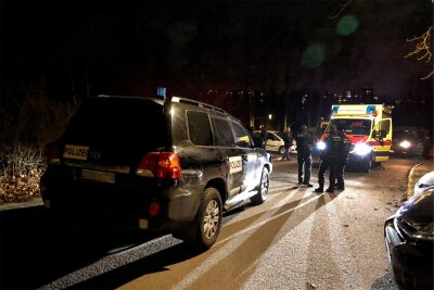 Nach Drohung von Mann in Chemnitz: Polizei und Rettungsdienst im Großeinsatz - Bombenentschärfer des Landeskriminalamtes untersuchten die Wohnung.