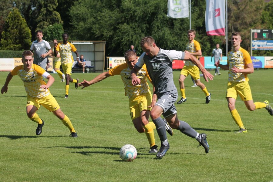 Nach einer traumhaften Saison: Reichenbacher FC will gegen den FC Lößnitz den perfekten Abschluss - Maurice Lange (vorn) zieht gegen zwei Radefelder energisch in Richtung Strafraum. Eine eher seltene Szene bei der 0:2-Auswärtsniederlage.