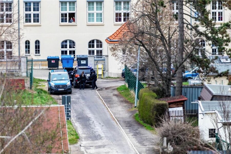 Nach Einsatz im Gymnasium Burgstädt warnt die Polizei: Hantieren mit Waffen-Attrappen ist kein Kinderspiel - 19 Beamte haben am Mittwoch das Gymnasium in Burgstädt gestürmt, weil ein Überfall vermutet wurde. 