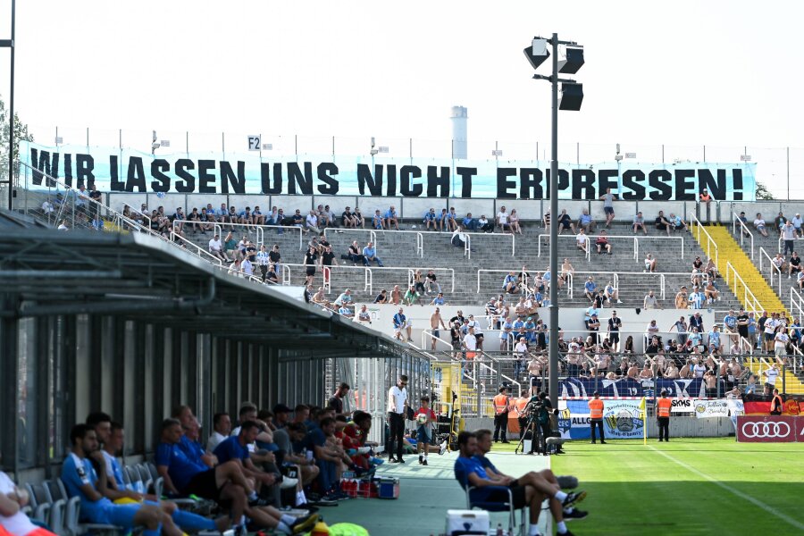Nach Eklat von Chemnitzer Fans: DFB nimmt Ermittlungen auf - Fans des Chemnitzer FC sind beim Auswärtsspiel in Bayern am Samstag nicht nur mit diesem Transparent aufgefallen. Einzelne Anhänger beschimpften den CFC-Sportdirektor antisemistisch.. 