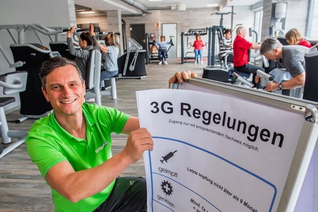 Endlich, der Aufsteller kann weg. René Tröger, Studioleiter des Fitnessparks Aue hat am Montag die 3G-Regeln ad acta gelegt. 