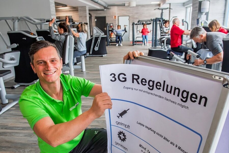 Nach Ende von 3G: Unternehmer im Erzgebirge schöpfen Atem - Endlich, der Aufsteller kann weg. René Tröger, Studioleiter des Fitnessparks Aue hat am Montag die 3G-Regeln ad acta gelegt. 