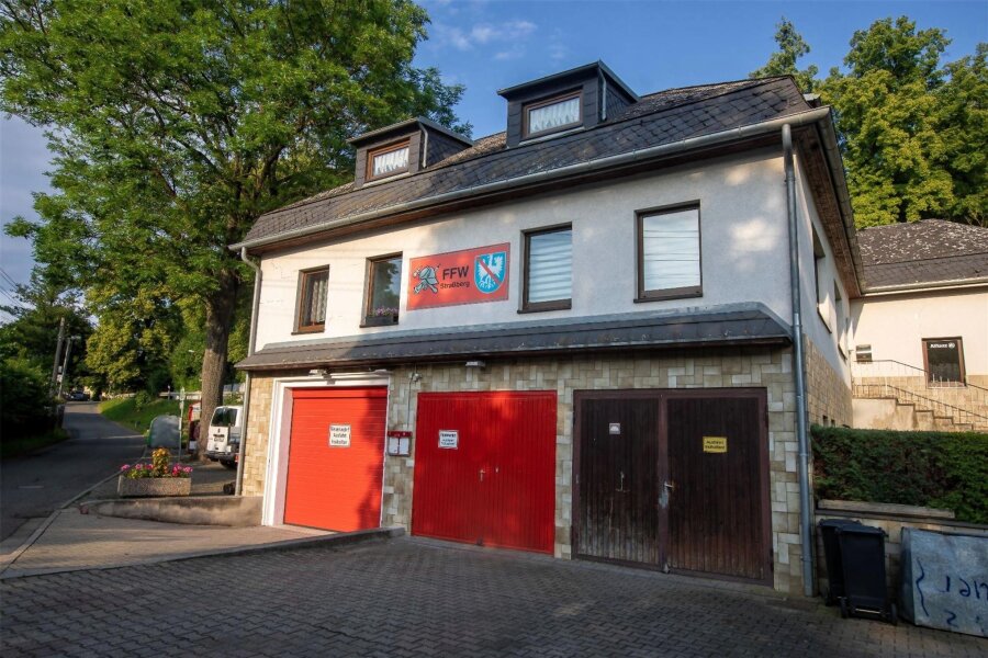 Nach Entscheidung gegen Feuerwehr Straßberg: 10 von 14 Brandschützern schmeißen hin - Das Gerätehaus Straßberg wurde von der Unfallkasse als ungenügend eingestuft. Es darf nicht weiter betrieben werden. Doch einen Neubau soll es nur in Neundorf geben.