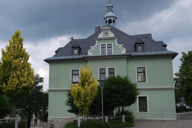 Nach Ermittlungen gegen Bürgermeister: Schwere Vorwürfe wegen Dienstpflichtverletzungen - Das Rathaus Schönheide.