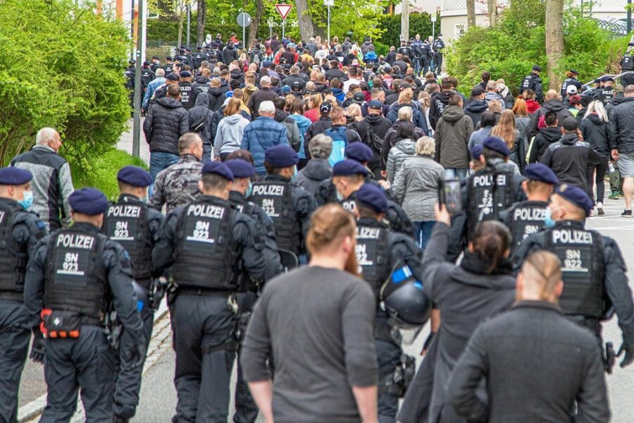 Nachdem sich die Teilnehmer des Montagsspaziergangs auf dem Markt getroffen hatten, ging es weiter in die Heinrich-Heine-Straße, begleitet von der Polizei. Später wurde der Aufzug gestoppt. 