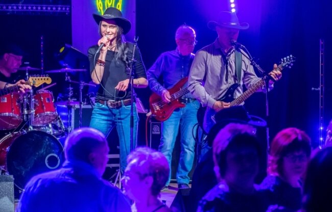Nach ersten Takten sind die Gäste voll dabei - Ostertanz mit Pro Musicum in der Marienberger Baldauf-Villa.