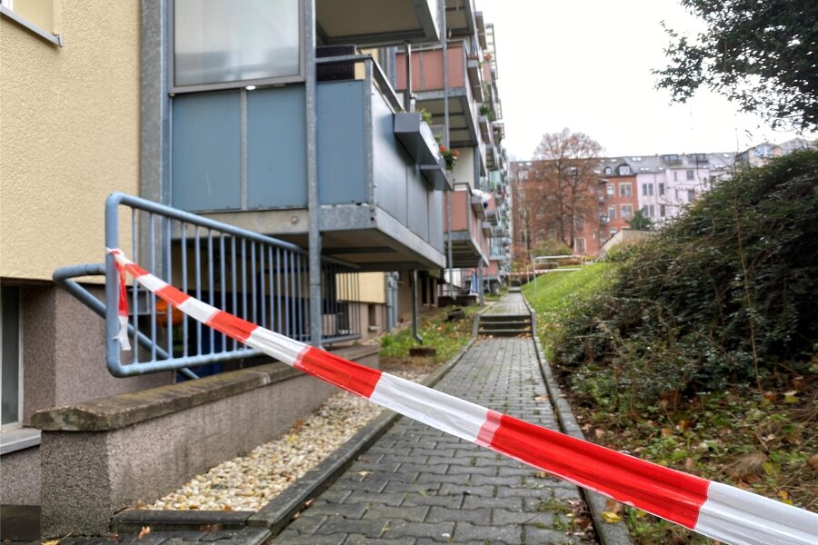 Nach Evakuierung in Chemnitz: Noch jede Menge Chemikalien in Wohnung - Chemnitz, Andréstraße auf dem Kaßberg: Ein Teil des Hofbereiches ist auch Tage nach der Entdeckung etlicher gefährlicher Chemikalien in der Wohnung eines verstorbenen Mieters noch immer abgesperrt.