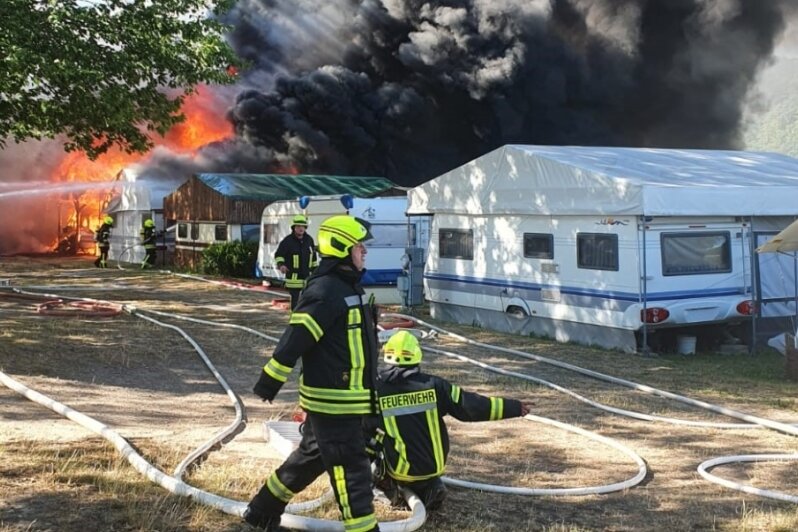 Nach Explosion: 15 Wohnwagen auf Campingplatz an Koberbachtalsperre zerstört 
