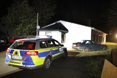 Nach Explosion in Marbach: 27-Jähriger brachte sich mit illegaler Pyrotechnik um - Mit Hilfe der Feuerwehr blieb das von einer Explosion erschütterte Haus auch am Sonntagabend hell erleuchtet. 