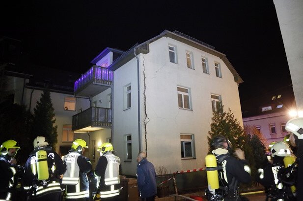 Nach Explosion in Mehrfamilienhaus: Haftbefehl gegen 22-Jährigen - Bei einer Explosion und einem Brand in einem Mehrfamilienhaus in der Chemnitzer Klopstockstraße sind am Sonntagabend zwei Menschen verletzt worden.